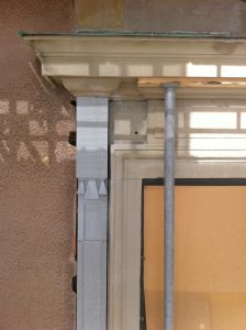Stora delar av sandstensdekoren i fasaden har vittrat och måste bytas ut