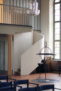 Den omgestaltade orgelläktaren med återanvänd trappa